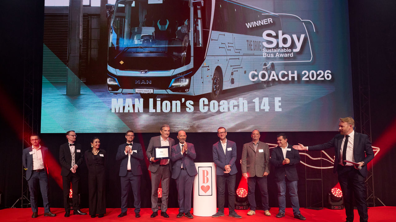 Heinz Kiess, Leiter Produktmarketing Bus bei MAN (5.v.l.) nahm den Award von der Jury entgegen.